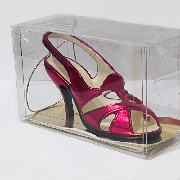 Metropolitan Museum of Art New York red shoe decor in sealed box. - Picture 11 of 14